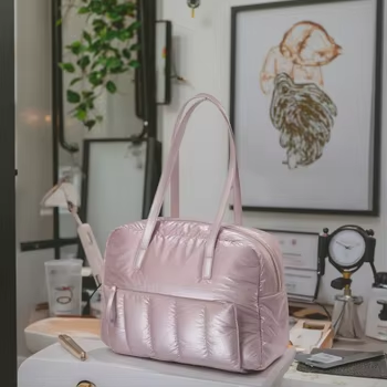 Borsa a mano gonfia in stile nuvola morbida, realizzata a mano, con tracolla e scomparto per laptop