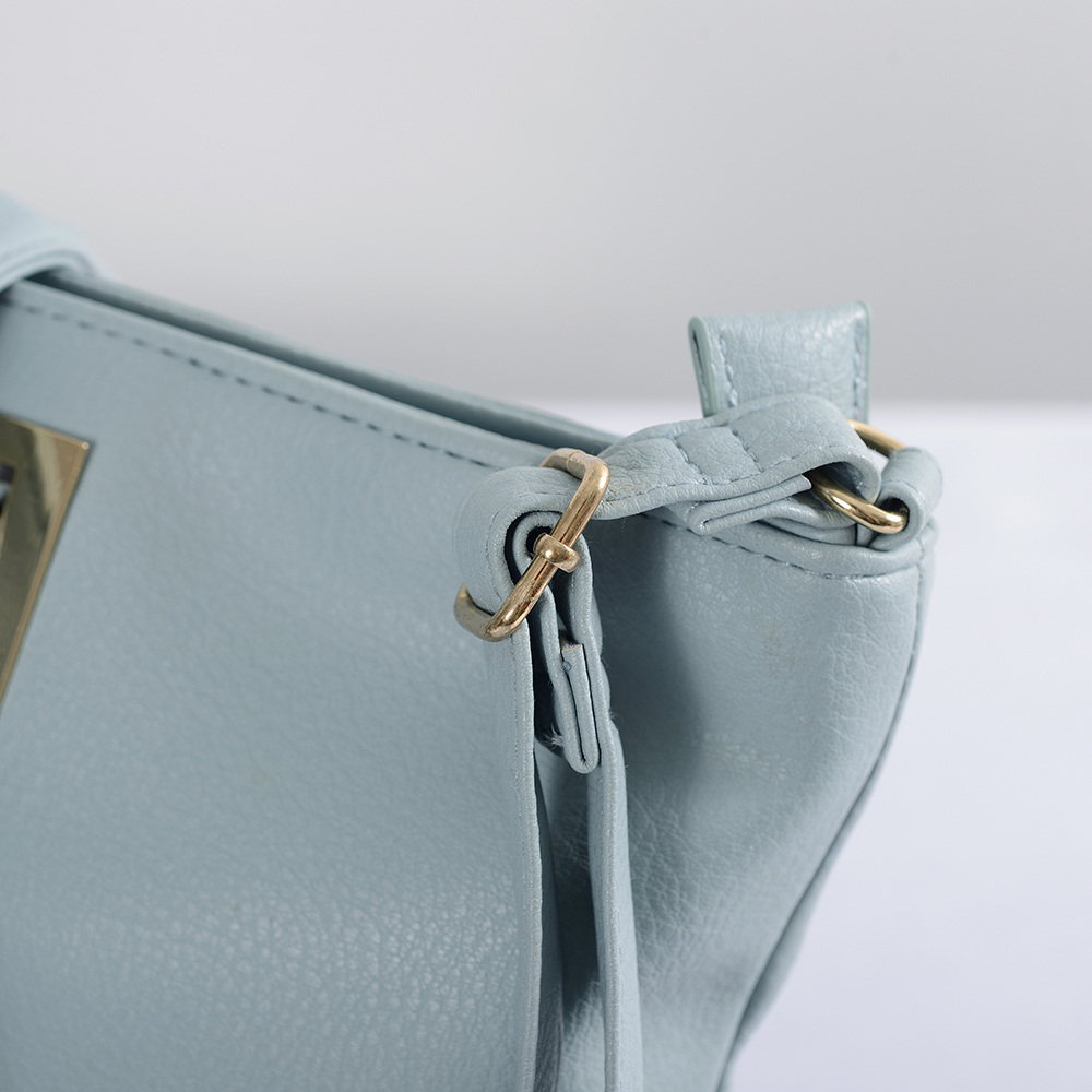 Borsa a tracolla popolare da donna, colore chiaro e borsa quadrata leggera