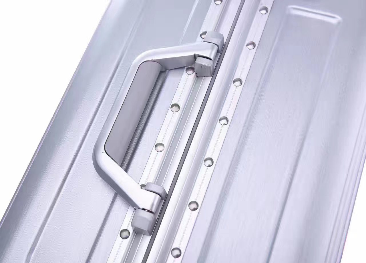 Design personalizzato in fabbrica con custodia per ruota universale con telaio in alluminio da 18 pollici